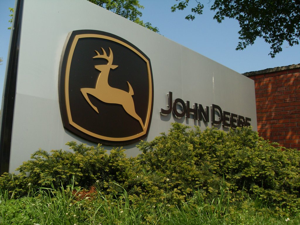 DEERE & CO