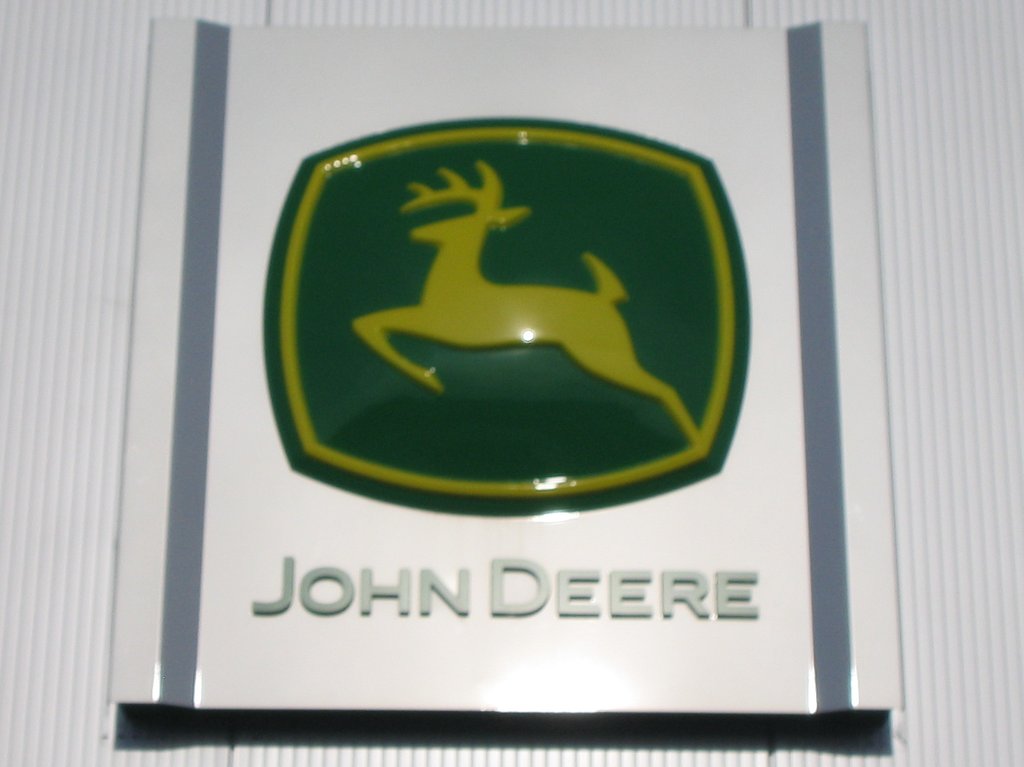 DEERE & CO