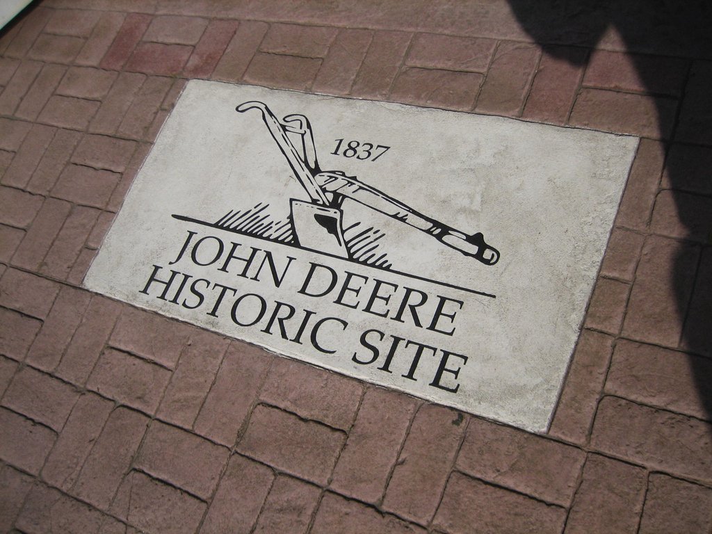 DEERE & CO